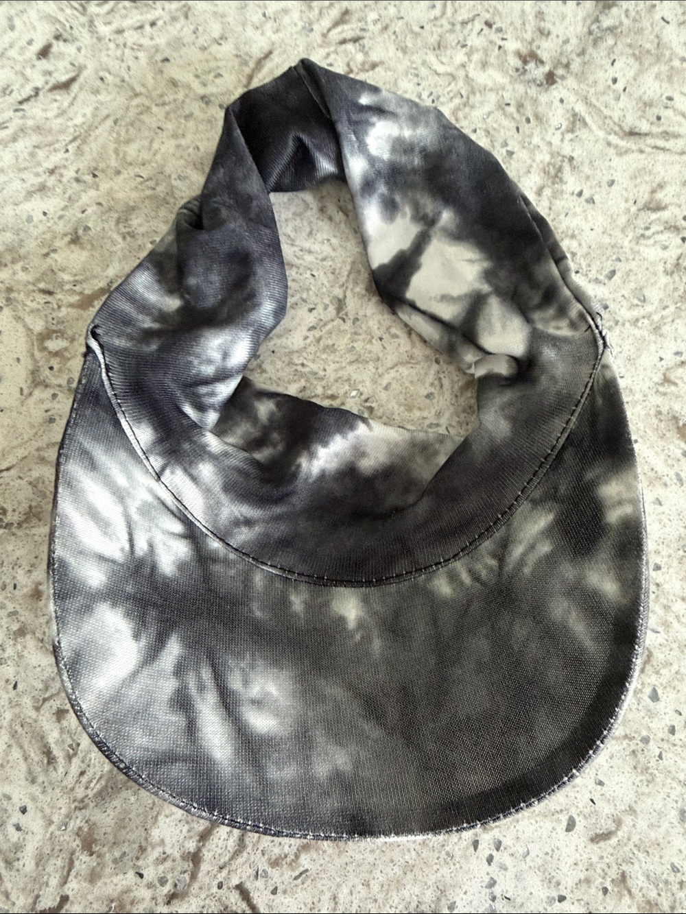 Scunci Tie-Dye Black & White Sporty Visor Headband - Picture 3 of 3